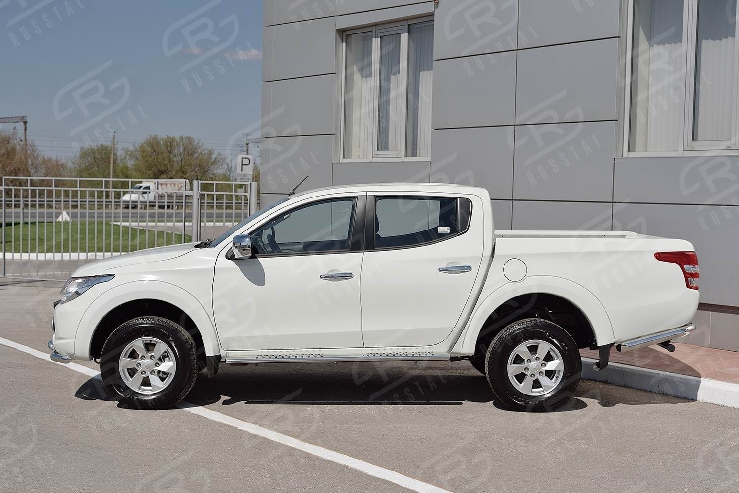 Руссталь ML2O-002251 пороги труба 120х60 овал с проступью на Mitsubishi L200 2015-